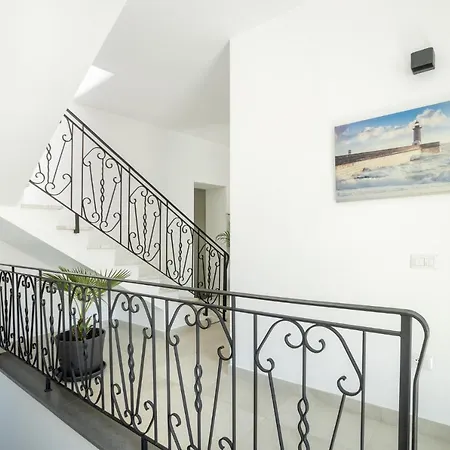 Guest house J
